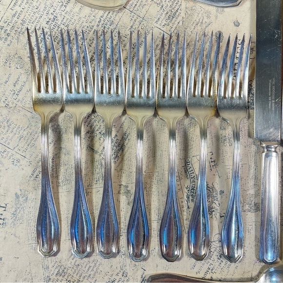 WM Rogers & Son  12  DWT set of 22 Flatware - Picture 2 of 7